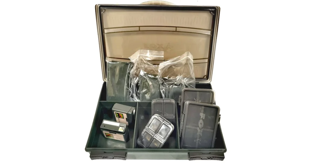 Biztonságos vásárlás FOX F-BOX DELUXE MEDIUM SINGLE SET SZERELÉKES DOBOZ SZETT